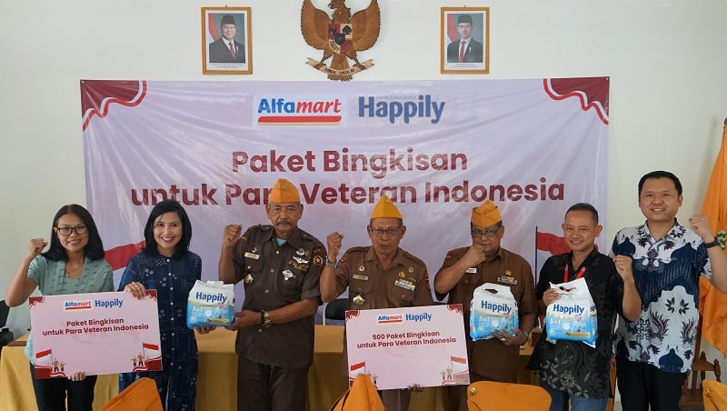Alfamart dan Happily Salurkan Ratusan Paket Sembako kepada 500 Veteran di 10 Kota