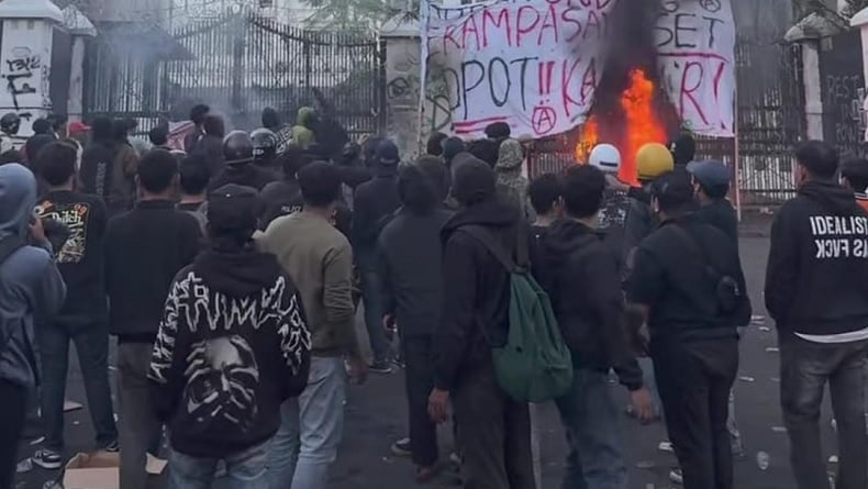 Bandung Kembali Mencekam, Kericuhan Pecah saat Demo di DPRD Jabar