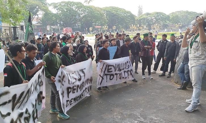 Massa HMI Demo di DPRD Malang dengan Bakar Ban, Kritisi Tunjangan Anggota Dewan