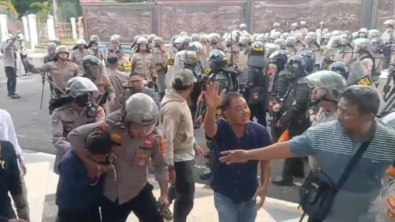Demo Mahasiswa di Kantor Gubernur Jambi Ricuh, 3 Orang Ditangkap