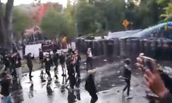 Demo 17 Elemen Mahasiswa di Manado Ricuh, Polisi Dilempari Batu Dibalas Water Cannon