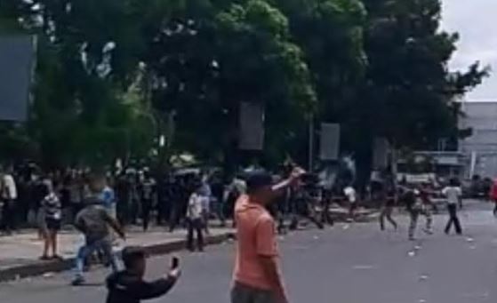 Demo di DPRD OKU Ricuh, Massa Lempari Polisi Pakai Batu Dibalas Water Cannon
