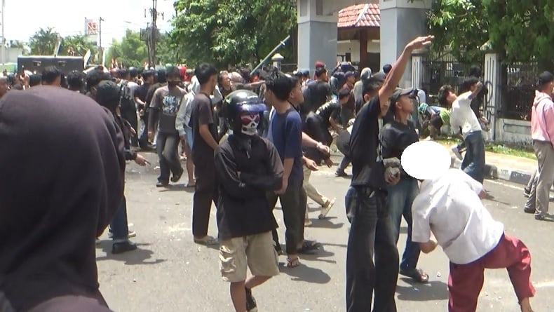 Demo di OKU Ricuh, Bocah SD Ikut Lempari Polisi dan Gedung DPRD dengan Batu