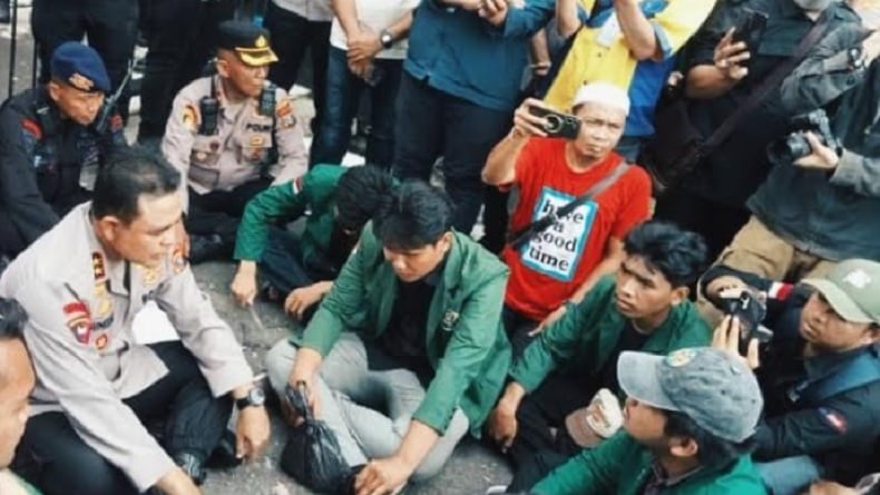 Tabur Bunga, Mahasiswa USU Gelar Aksi Solidaritas untuk Affan Kurniawan di Polda Sumut