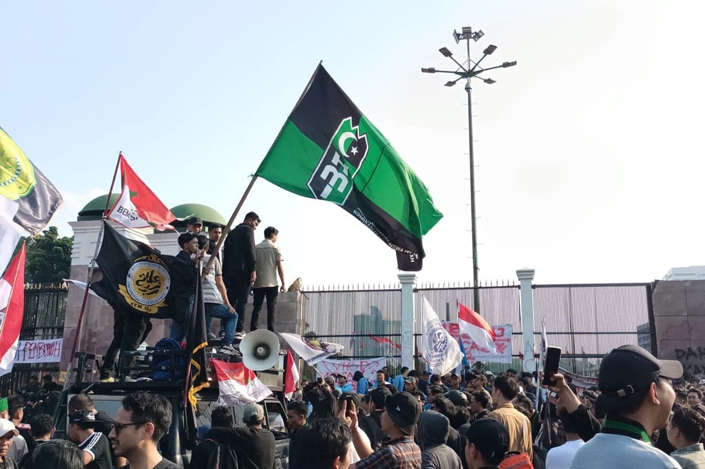 Massa HMI hingga GMNI Demo di Depan Gedung DPR: Kami Suarakan Aspirasi Rakyat