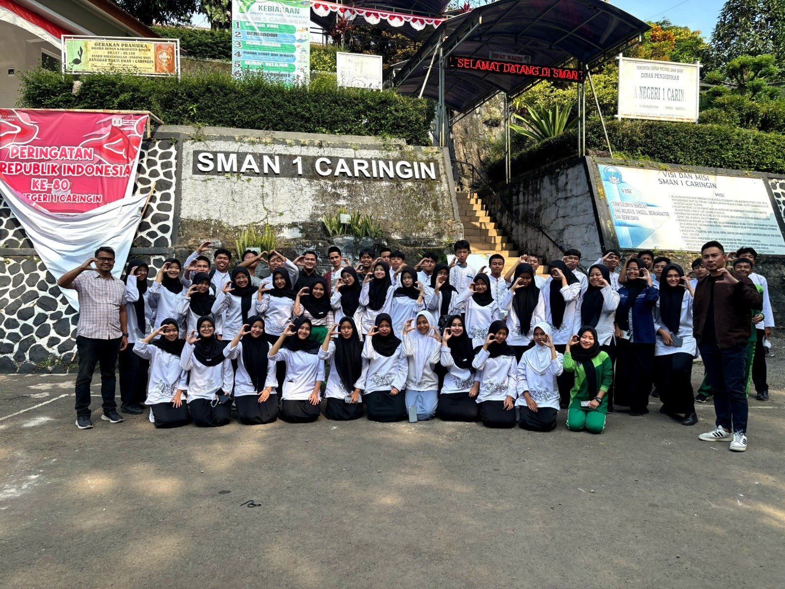 Intip Keseruan Roadshow CSR Edukatif MNC Tourism & MNC Peduli di SMAN 1 Caringin