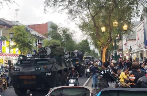 Malioboro Jogja Dijaga Ketat TNI Lengkap Panser Anoa, Ada Apa?