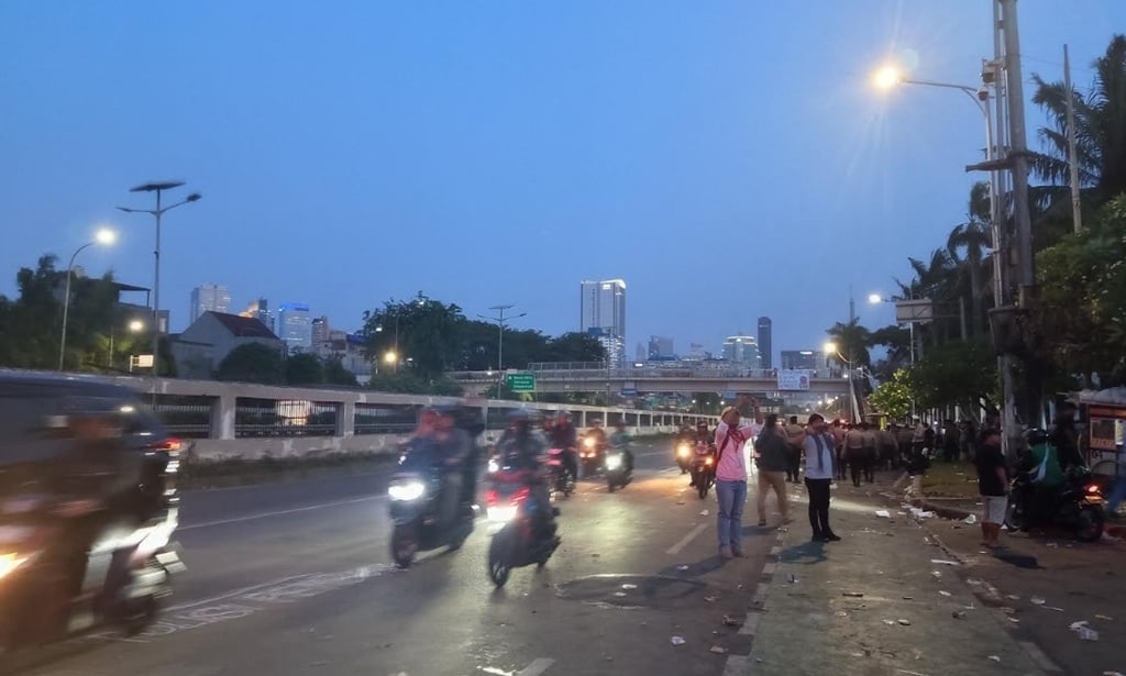 Demo HMI dan GMNI di Gedung DPR Bubar, Lalin Jalan Gatot Subroto Berangsur Lancar