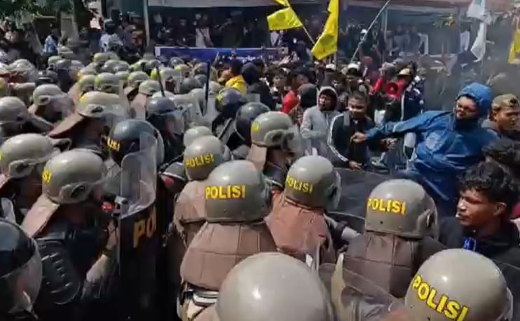 Demo di Depan DPRD Ternate Ricuh! Mahasiswa Bentrok dengan Polisi