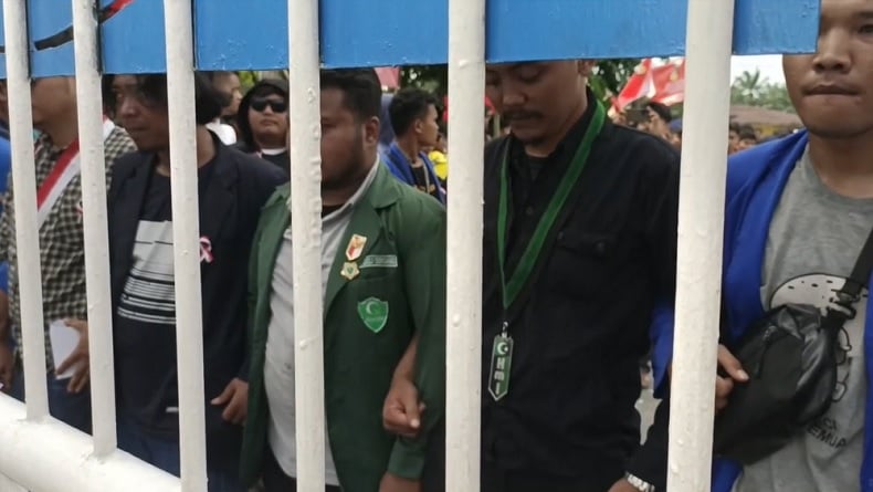 Demo Mahasiswa di DPRD Deliserdang, Tuntut Reformasi Polisi hingga Sahkan UU Perampasan Aset