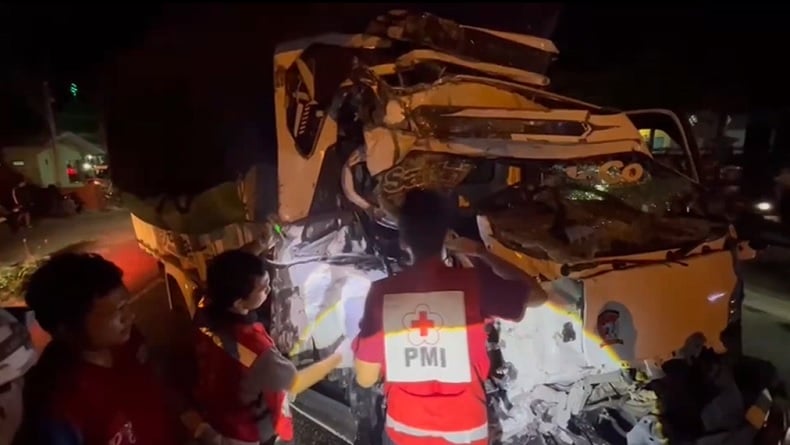 2 Truk Tabrakan di Mojokerto, 1 Orang Tewas 2 Luka Parah