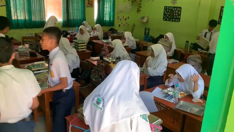 Menu MBG di Jombang Dikeluhkan Sebagian Siswa, Basi hingga Kurang Matang