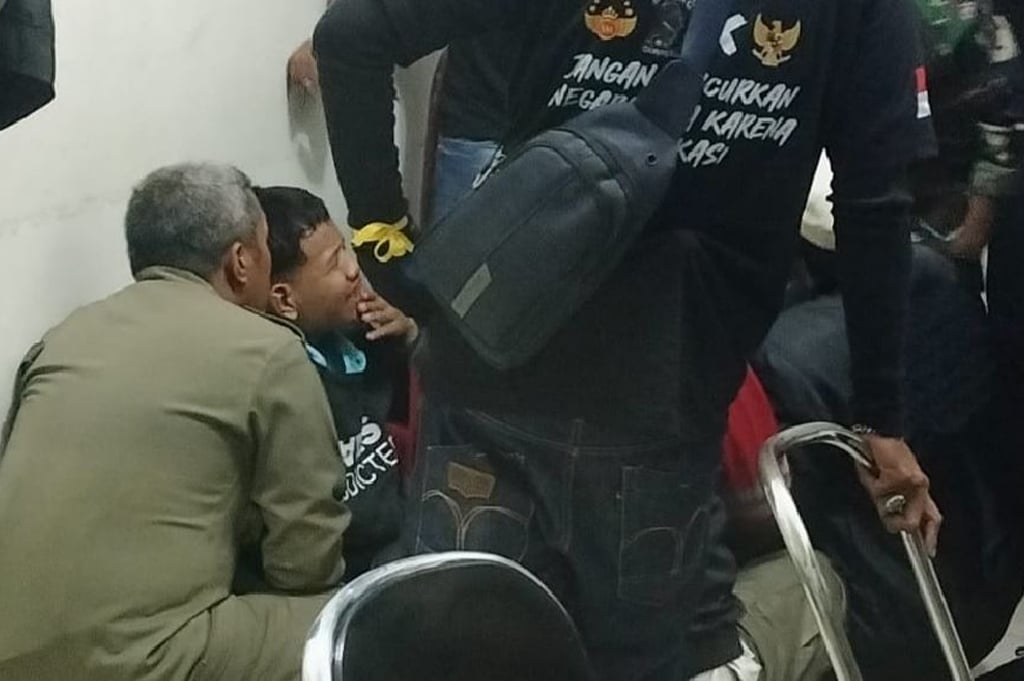 Pemuda di Malang Menangis Ditangkap Warga, Bawa Botol Diduga Bom Molotov usai Demo