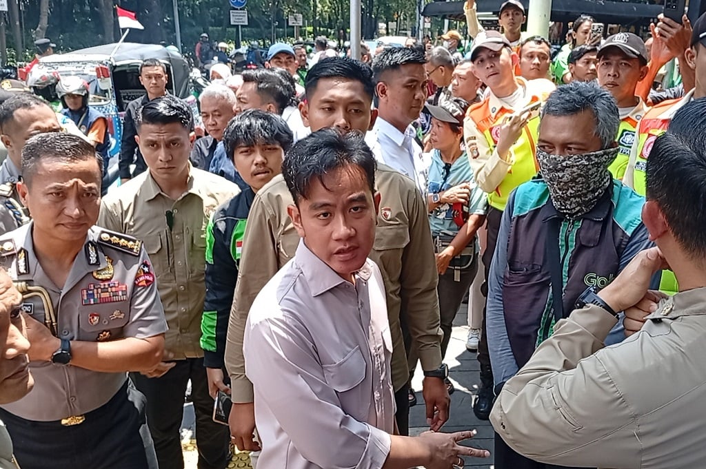 Wapres Gibran Datangi Ojol dan Warga di Stasiun Gondangdia, Bagi-bagi Sembako