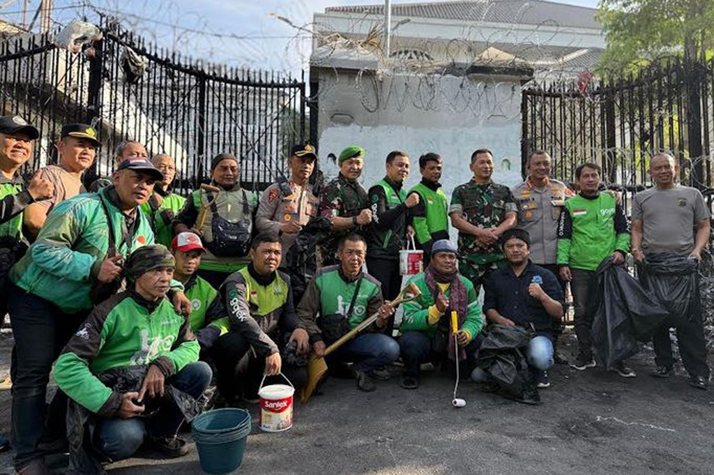 Kompak! 500 Driver Ojol dan Aparat TNI-Polri Gotong Royong Bersihkan Gedung DPRD Jabar