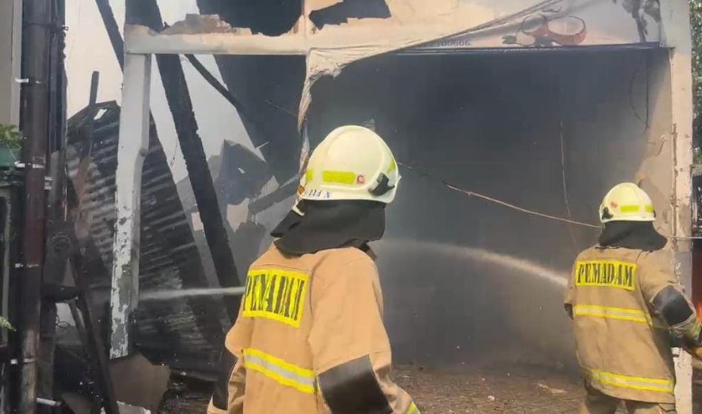 Kebakaran Landa Lapak Barang Bekas di Cipinang Jaktim, 12 Unit Damkar Dikerahkan