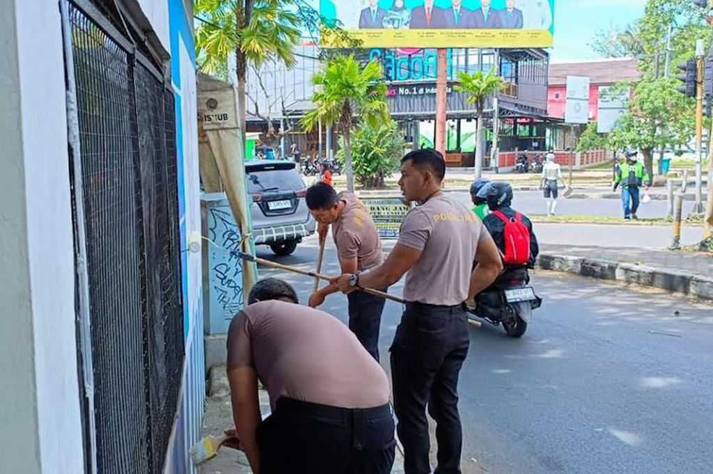 4 Pos Polisi Dirusak Massa, PJR Polda Jabar Langsung Perbaiki dan Cat Ulang