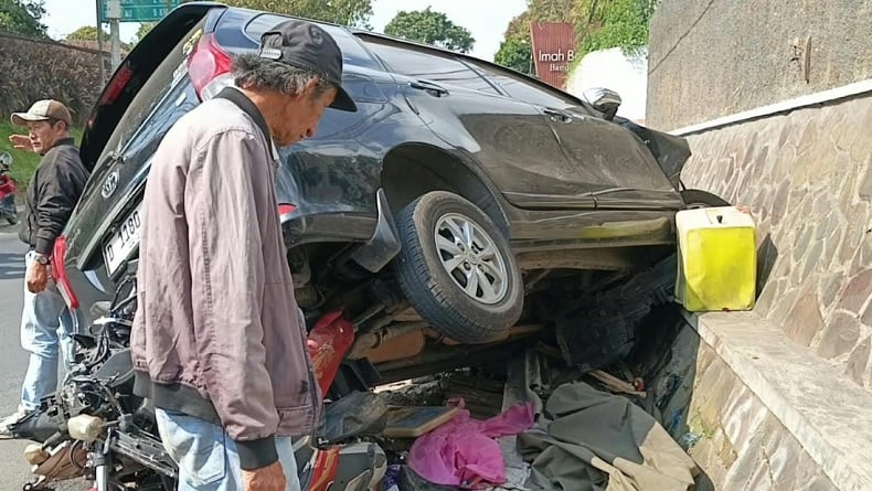 Kronologi Avanza Maut Tabrak Warung Kopi di Bandung, Gagal Menyalip lalu Hilang Kendali