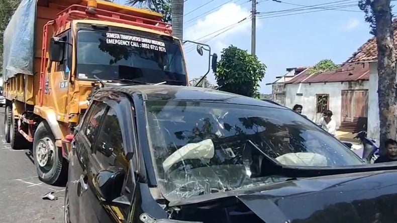 3 Kendaraan Kecelakaan Beruntun di Kulonprogo, Toyota Calya Terjepit 2 Truk