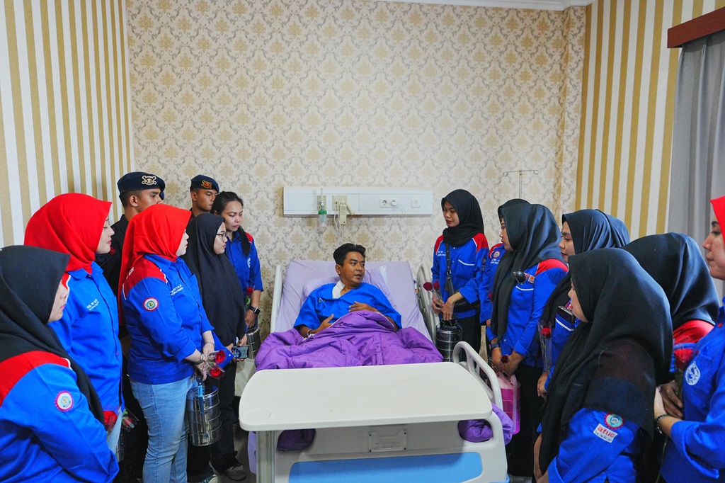 KSPSI Jenguk Polisi Korban Kerusuhan, Bawa Makanan hingga Doakan Kesembuhan