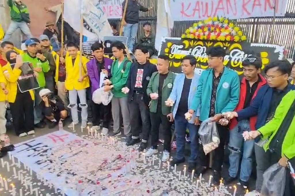 Demo di Depan DPR, Mahasiswa Tabur Bunga hingga Nyalakan Lilin