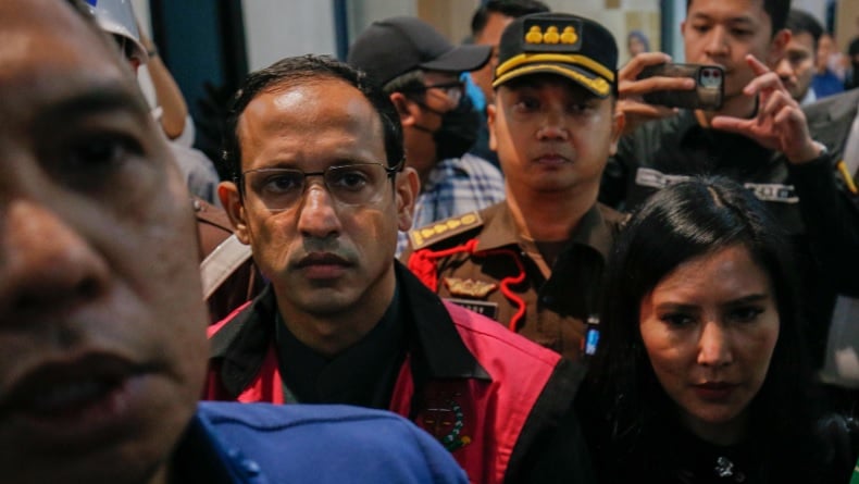 Ekspresi Nadiem saat Pakai Rompi Kejaksaan Langsung Dibawa ke Mobil Tahanan