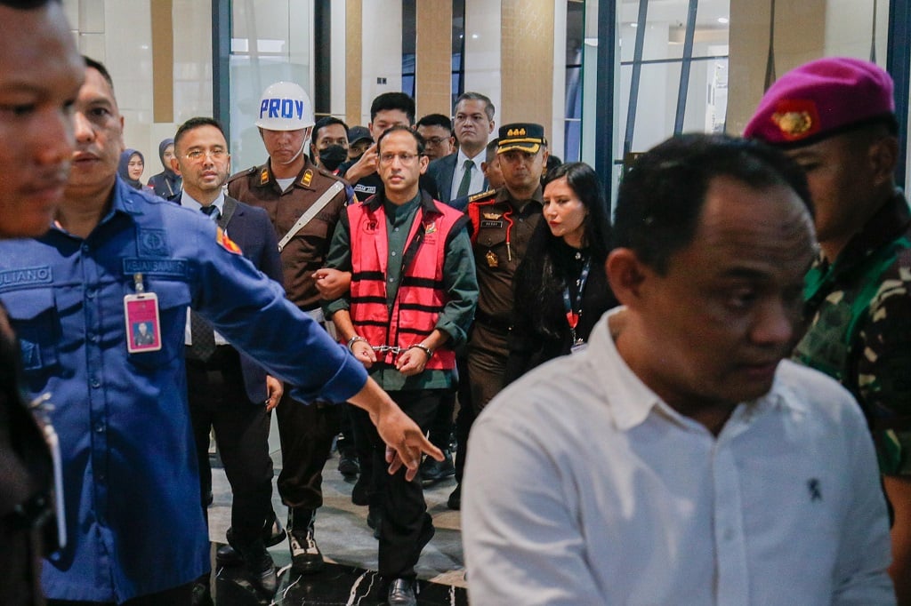 Penampakan Nadiem Makarim Pakai Rompi Tahanan Kejagung, Tangan Diborgol