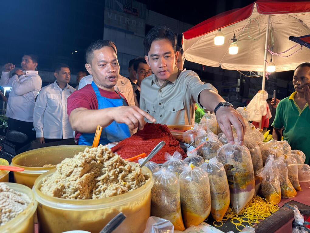 Momen Gibran Blusukan Tengah Malam ke Pasar Cipulir, Beli Ikan hingga Bumbu Dapur