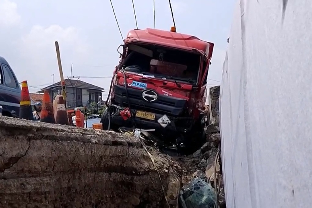 Breaking News: Kecelakaan Beruntun Truk Tangki BBM Tabrak Belasan Kendaraan di Bogor