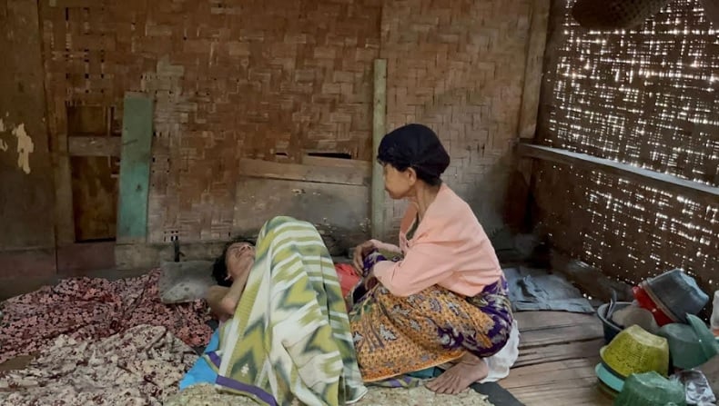 Kisah Pilu Nenek Rumi di Lebak, Hidup di Rumah Nyaris Roboh Sambil Rawat 2 Anak yang Sakit