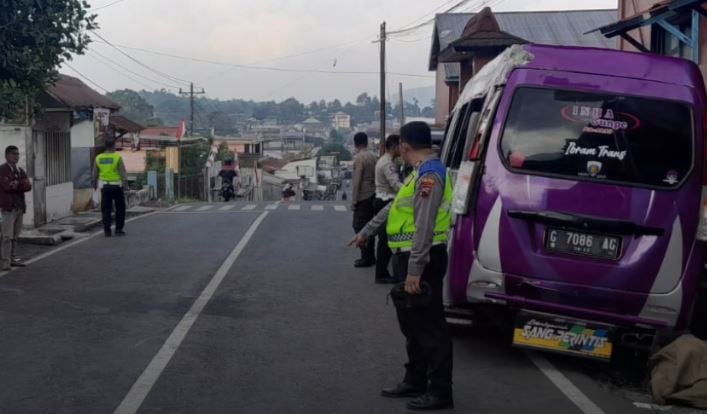 Detik-Detik Minibus Peziarah Terguling Tabrak 7 Motor dan Mobil di Pemalang