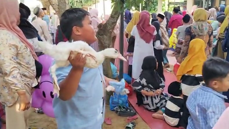Seru! Tradisi Sambut Maulid Nabi Muhammad SAW di Bangkalan, Warga Berebut Uang hingga Bebek