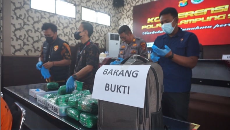 Polisi Buru DPO Pengendali Penyelundupan 11,8 Kg Sabu di Bakauheni, Wanita asal Riau