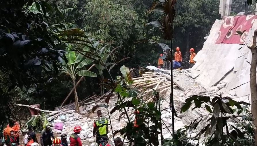 Tim SAR Sisir Reruntuhan Bangunan Musala Ambruk di Bogor yang Tewaskan 3 Orang