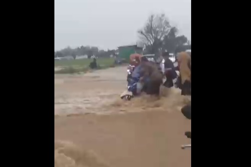 Banjir Bandang Terjang Kantor Pemkab Pesisir Barat, Puluhan Kendaraan Terendam