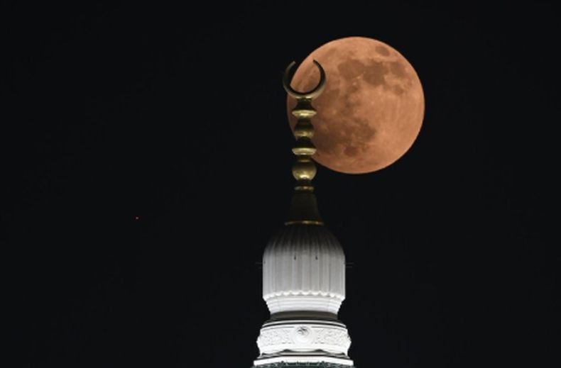 Menakjubkan! Penampakan Blood Moon di Langit Kota Makkah