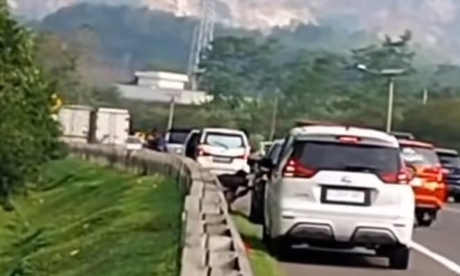 Ban Mobil Bocor Massal di Tol Cipularang, Jasa Marga Minta Maaf