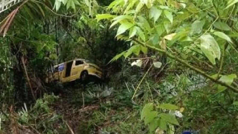 Kecelakaan di Dairi, Angkot Masuk Jurang Sedalam 30 Meter