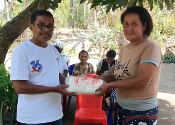 Legislator Perindo Marthen Luther Adji Beri Bantuan Benang ke Penenun Sikka NTT