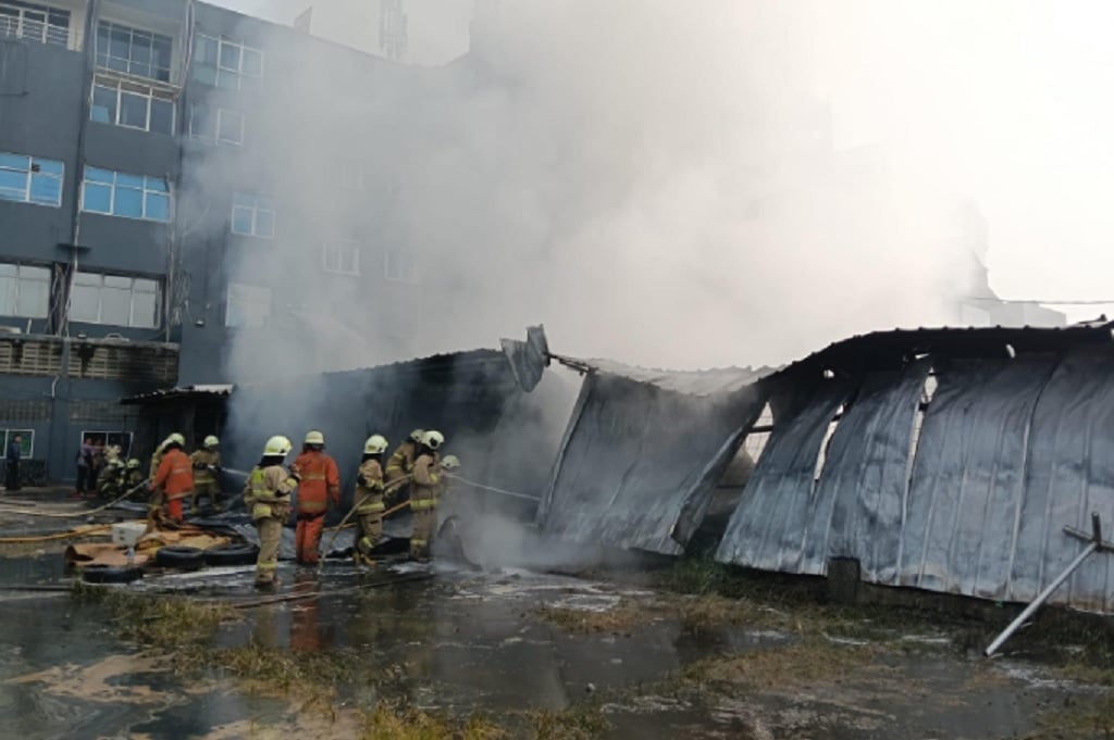 Kebakaran Landa Gudang Oli di Slipi Jakbar, 14 Unit Damkar Dikerahkan
