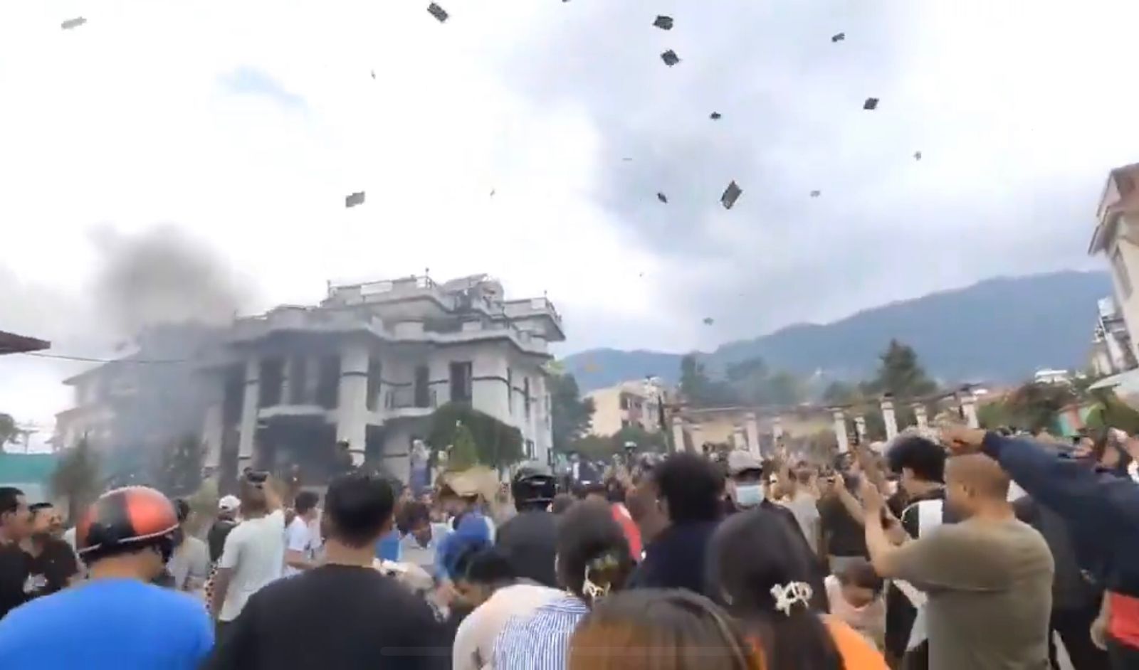 Viral Video Hujan Uang di Depan Rumah Menteri Energi Nepal