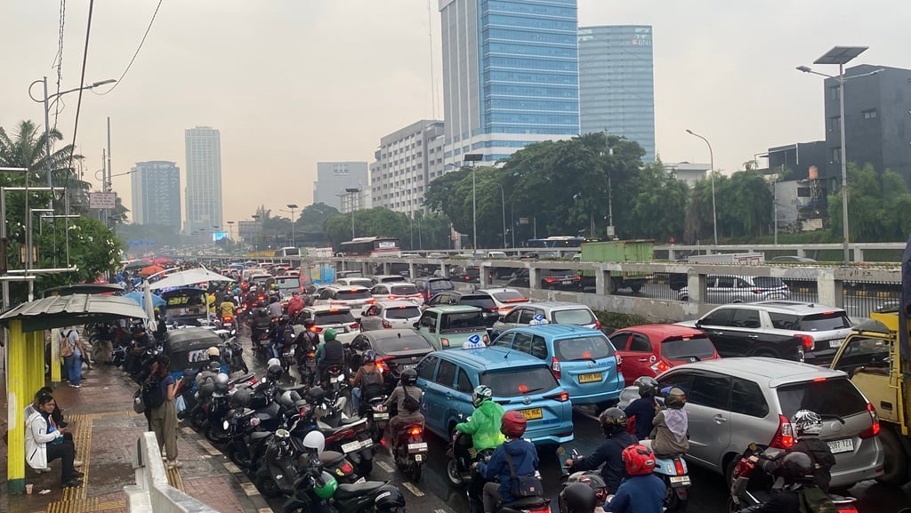 Ada Demo BEM SI, Jalan Gatot Subroto Macet Parah Sore Ini