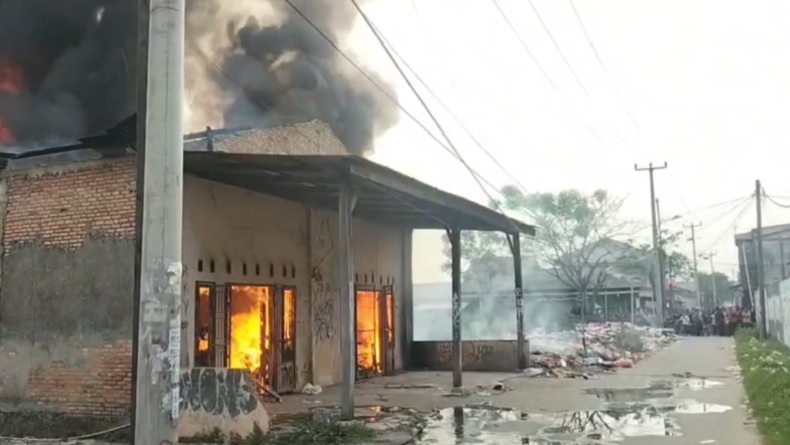Gudang Perabot di Bekasi Ludes Dilalap Api, Diduga akibat Pembakaran Sampah