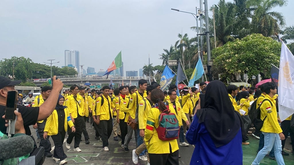 Ratusan Mahasiswa BEM SI Geruduk DPR, Tagih Janji Realisasi 17+8 Tuntutan Rakyat