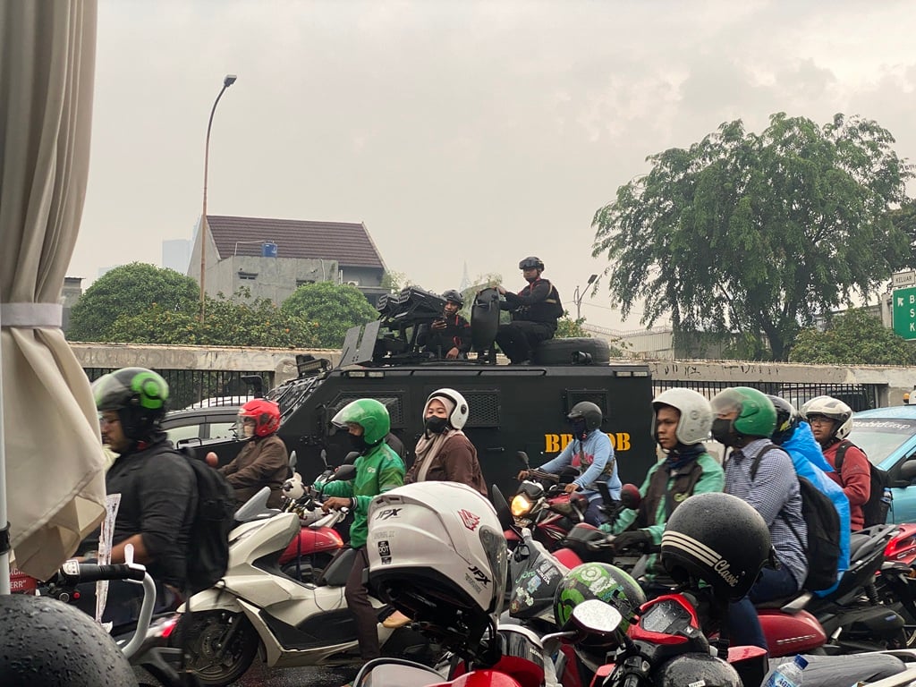 Demo di DPR, Ratusan Mahasiswa BEM SI Teriaki Rantis Brimob yang Melintas