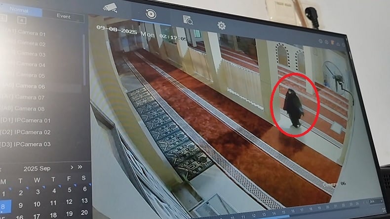 Pembakar Masjid di Makassar Terekam CCTV, Pakai Mukena dan Masker