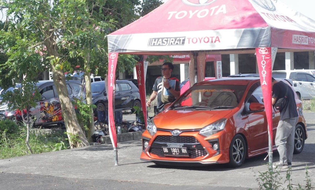 Unik, Komunitas Mobil Toyota Agya Club Gelar Drag Race di Depan Pembalap Nasional 