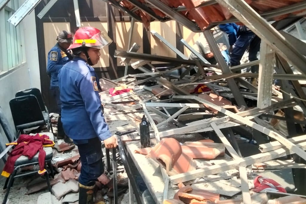 Bangunan SMK 1 Cileungsi Bogor Ambruk, 31 Siswa Dilarikan ke Rumah Sakit