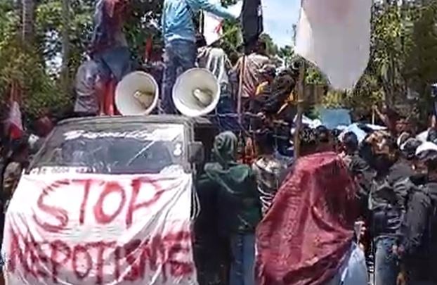 Bupati Bangkalan Didemo Ribuan Warga, Dinilai Nepotisme dan Tidak Transparan