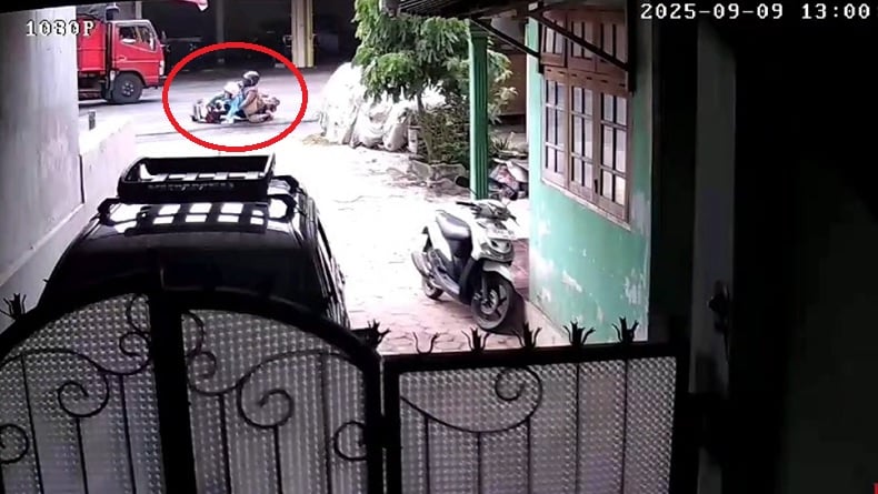 Detik-Detik Pemotor Jatuh akibat Ceceran Solar dari Truk yang Melintas di Jalan Terekam CCTV